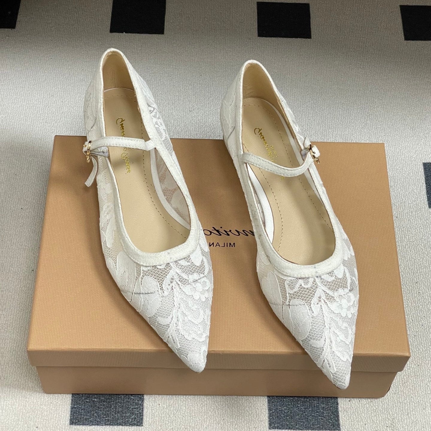 GIANVITO ROSSI 26S MARY JANE IN WHITE LACE
