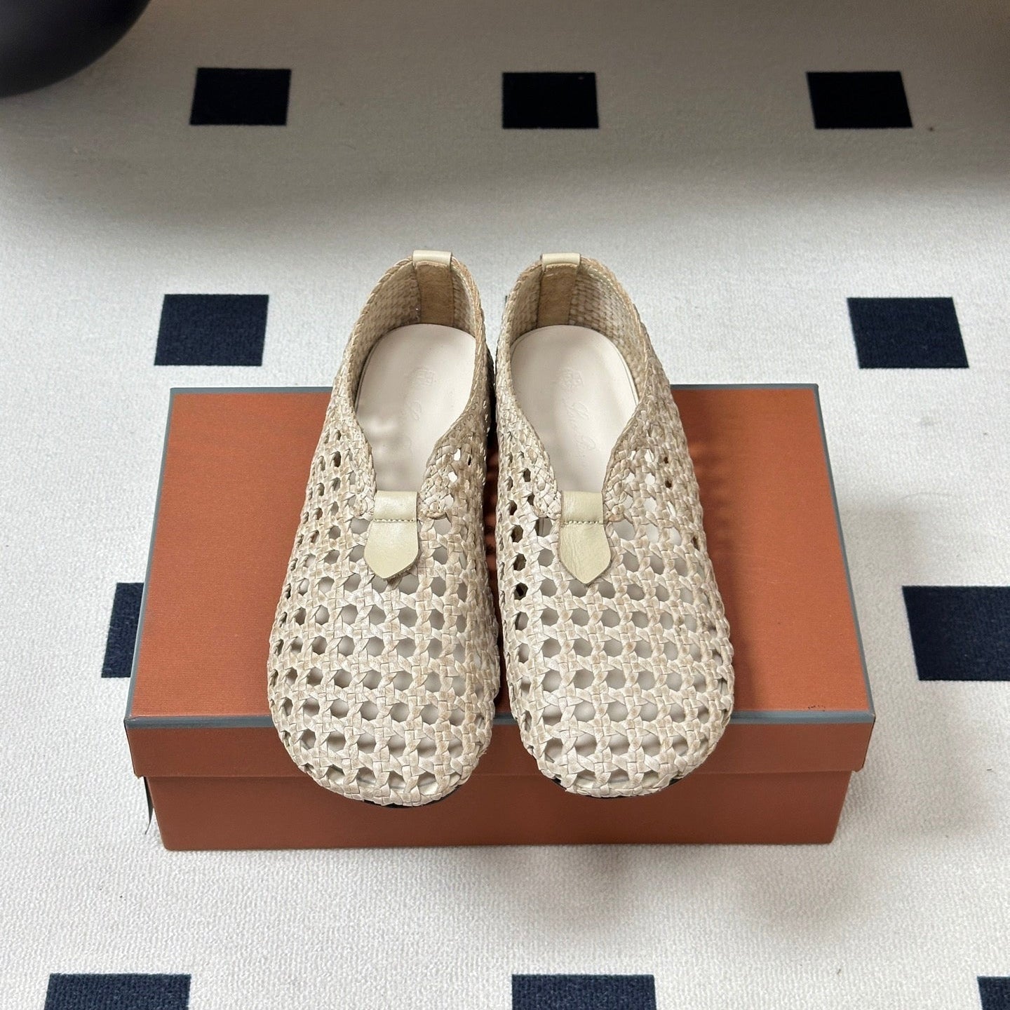 LP 26S BALLET FLATS IN CREAM WHITE CALFSKIN WITH BASKETWEAVE DESIGN