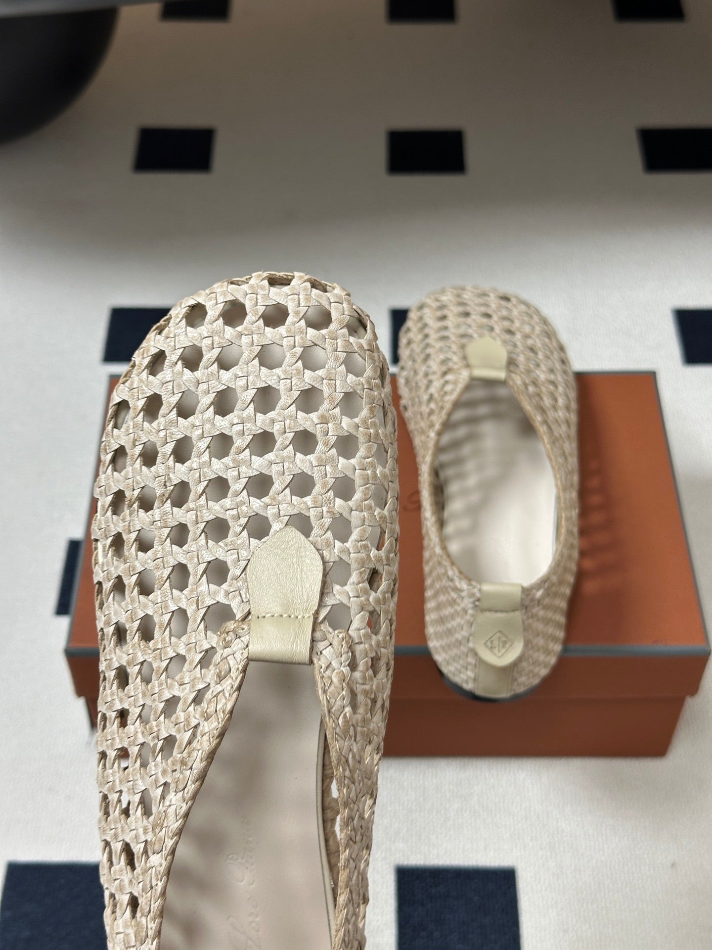 LP 26S BALLET FLATS IN CREAM WHITE CALFSKIN WITH BASKETWEAVE DESIGN
