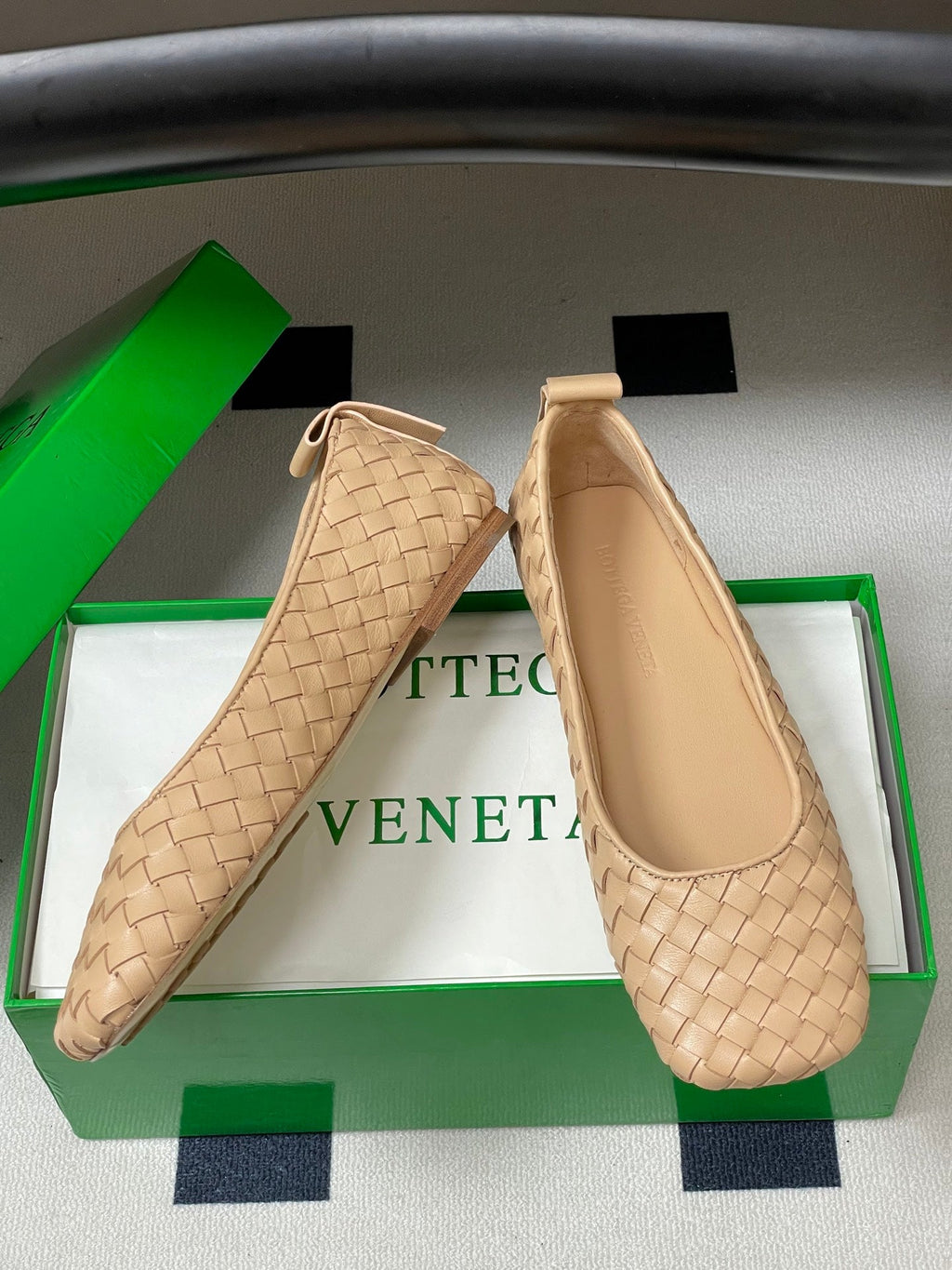 BOTTEGA VENETA 26S BALLET FLATS IN BEIGE WOVEN LAMBSKIN