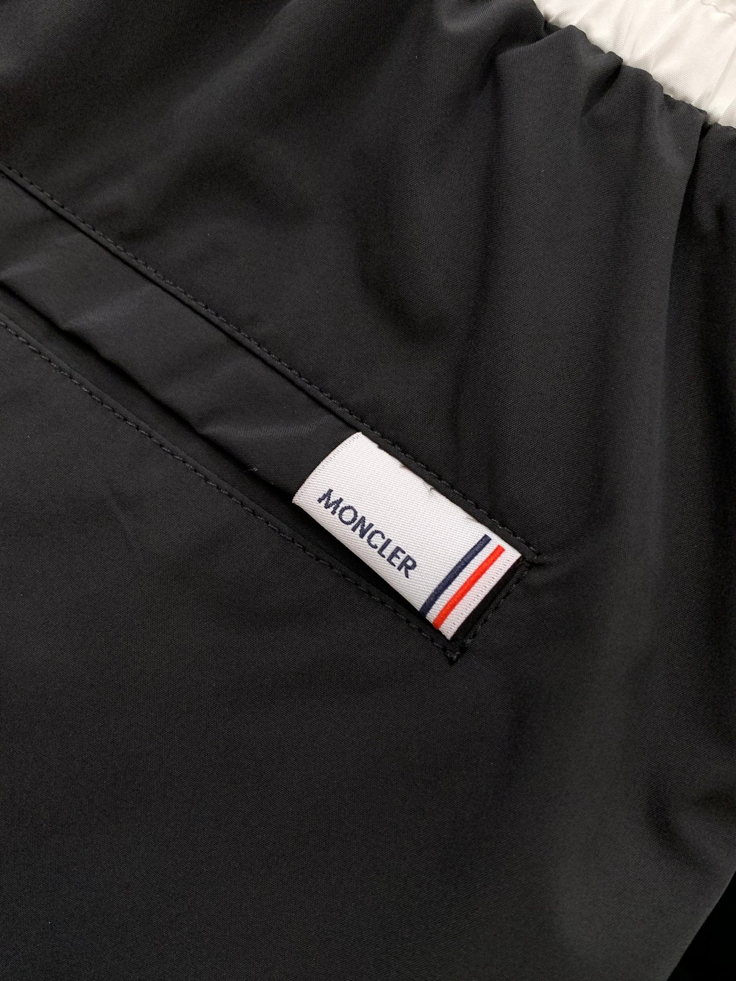 MONCLER 26S SHORTS 567