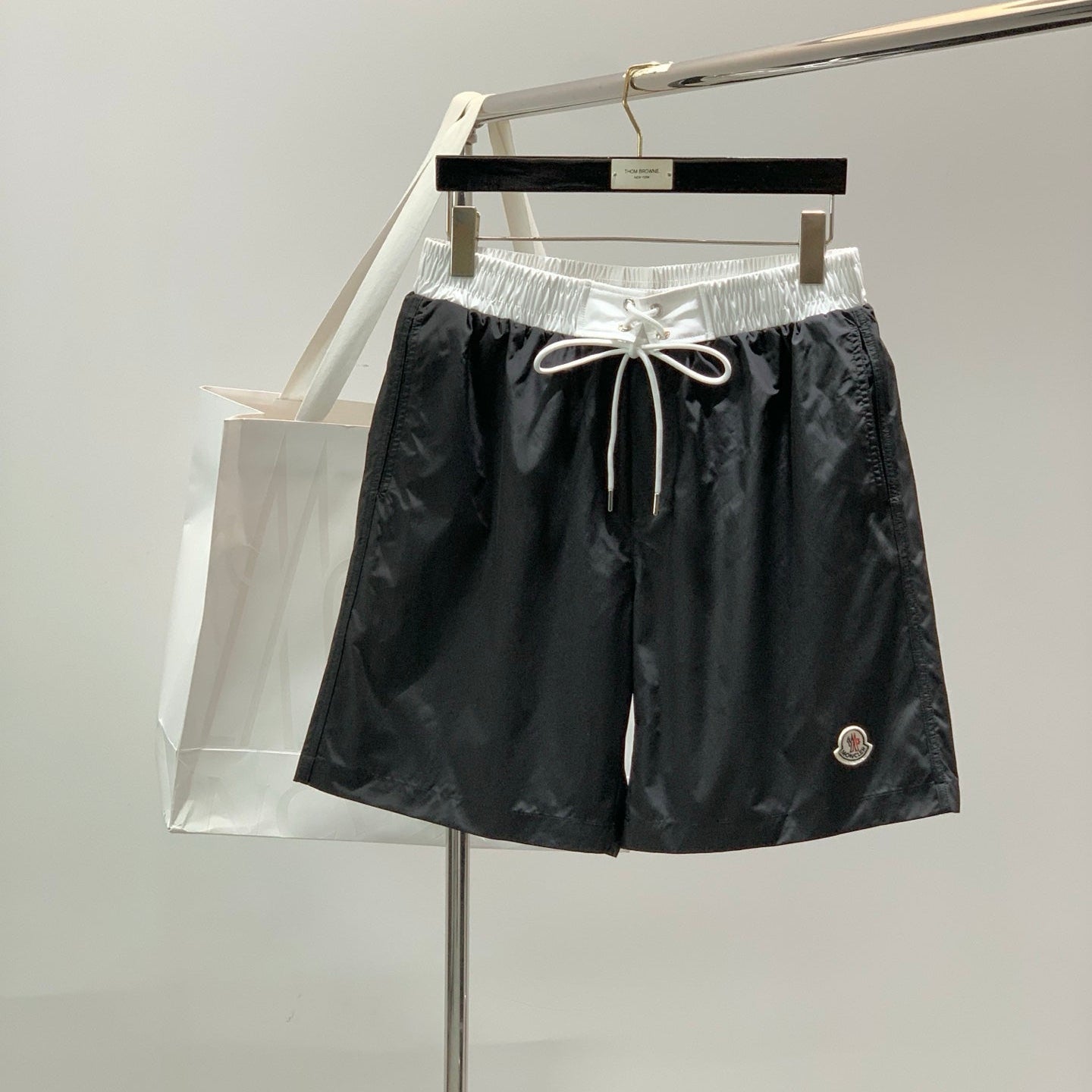 MONCLER 26S SHORTS 567