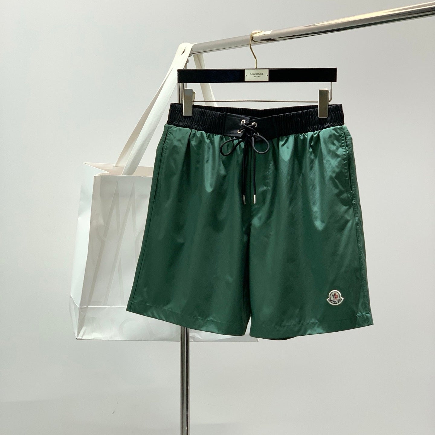 MONCLER 26S SHORTS 571