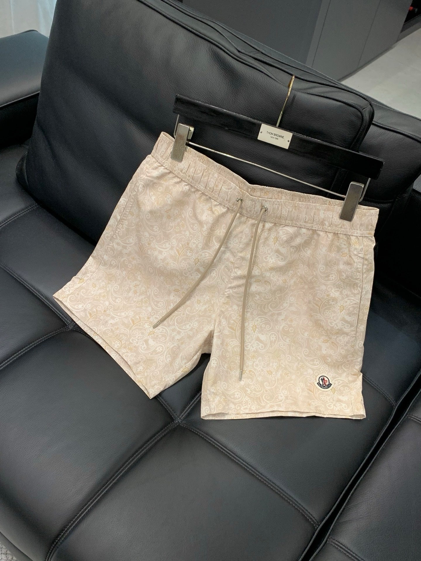 MONCLER 26S SHORTS 687