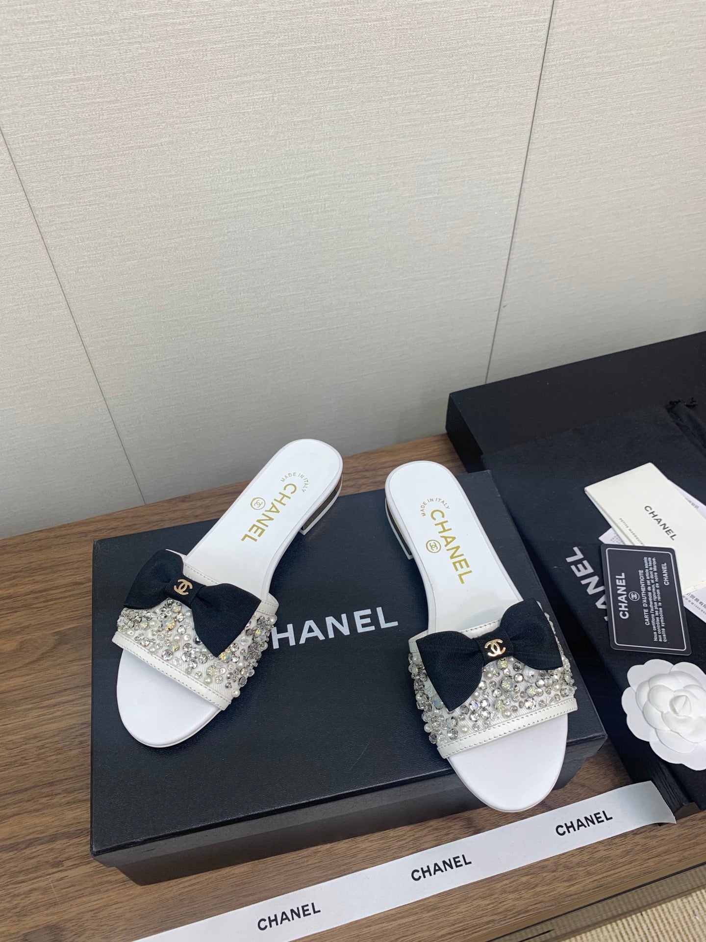 BOW SLIPPERS IN WHITE LAMBSKIN WITH RHINESTONES