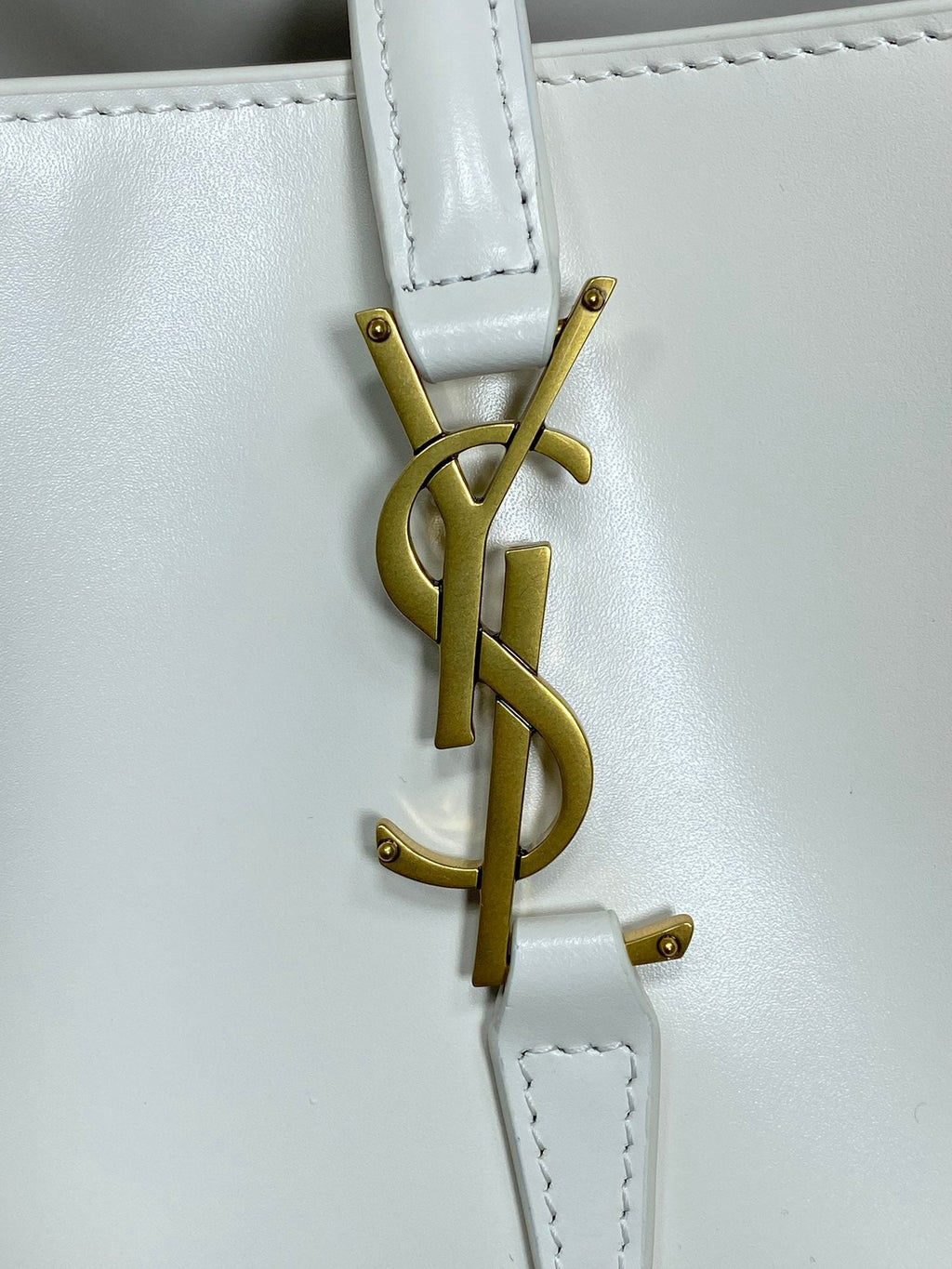 LE 37 MEDIUM BUCKET BAG 25 IN WHITE CALFSKIN GOLD HARDWARE