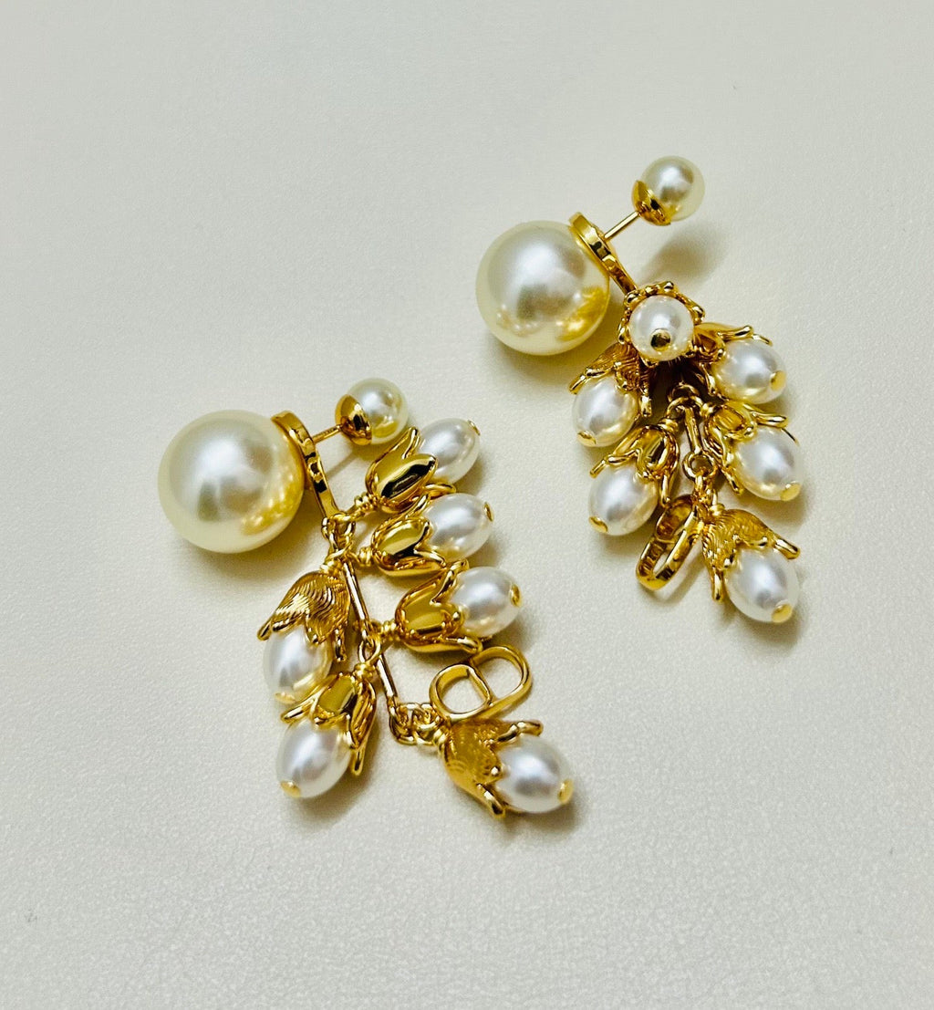 CD 26S PEARL FLORAL CHARM DROP EARRINGS IN GOLD TONE METAL 644372