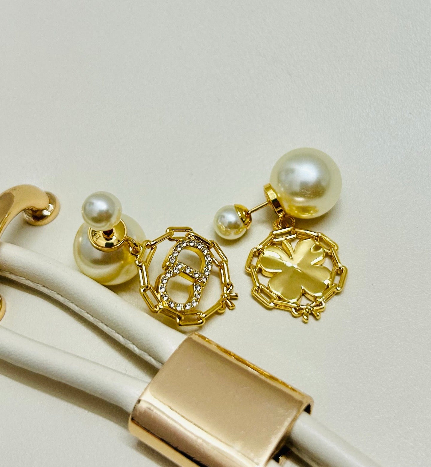 CD 26S TRIBALES CD PEARL CLOVER DROP EARRINGS IN GOLD TONE METAL 646610