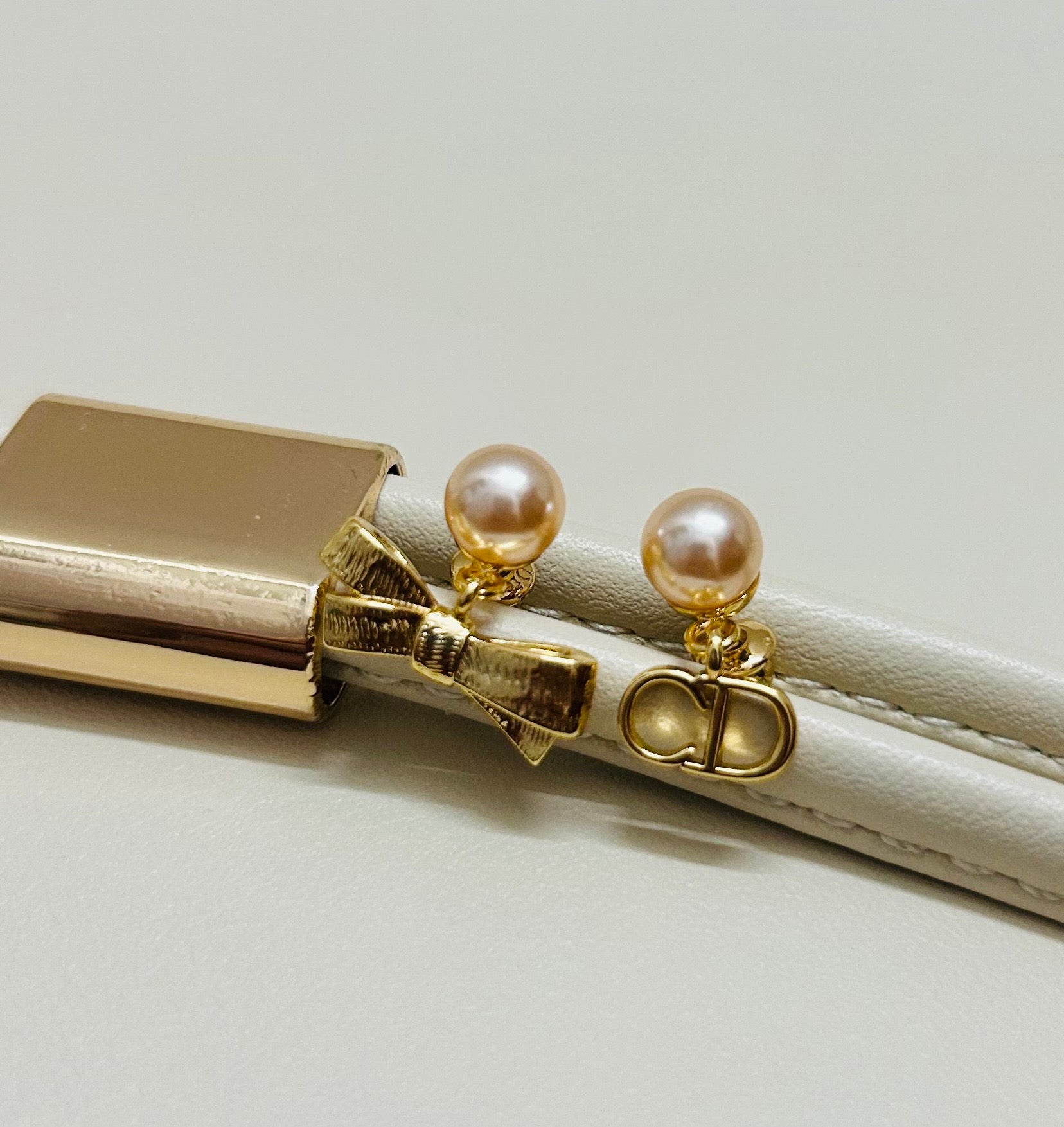 CD 26S PEARL BOW MISMATCH DROP EARRINGS IN GOLD TONE METAL 646611