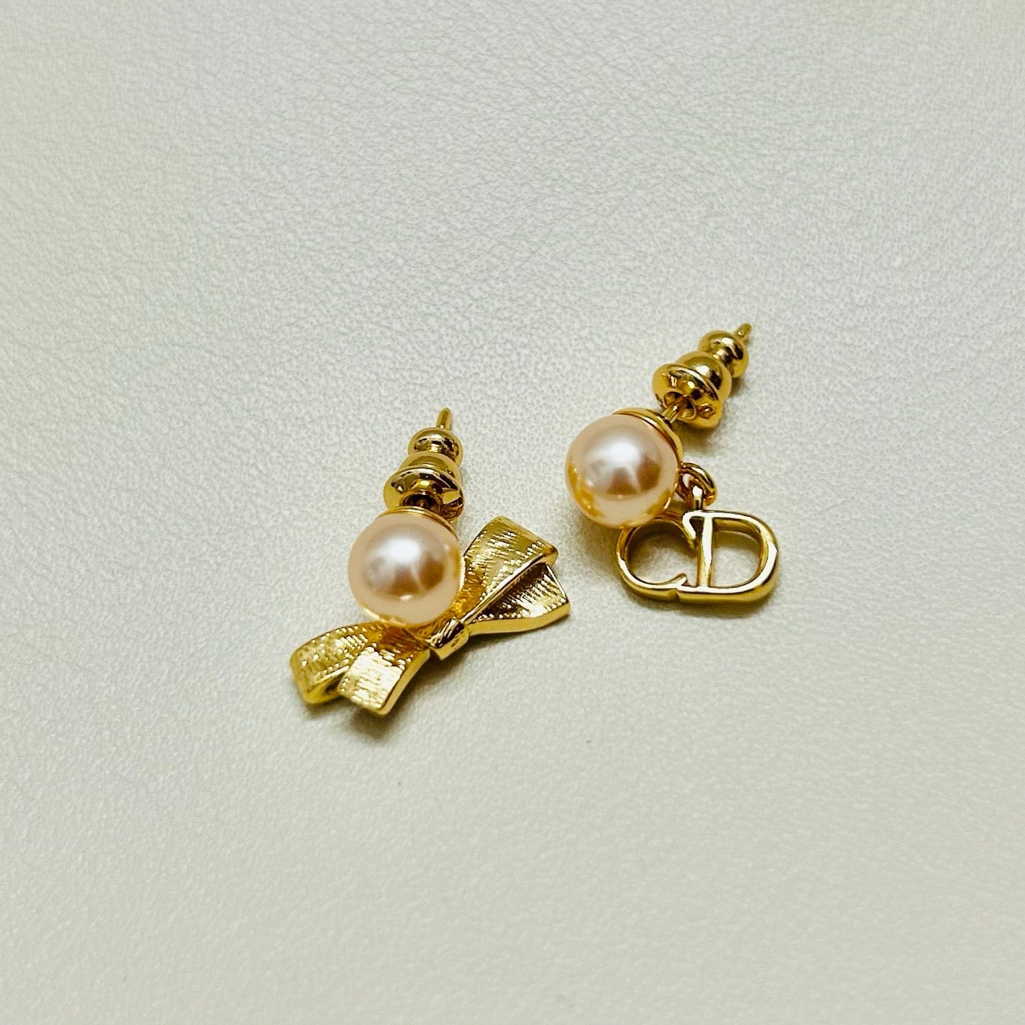 CD 26S PEARL BOW MISMATCH DROP EARRINGS IN GOLD TONE METAL 646611