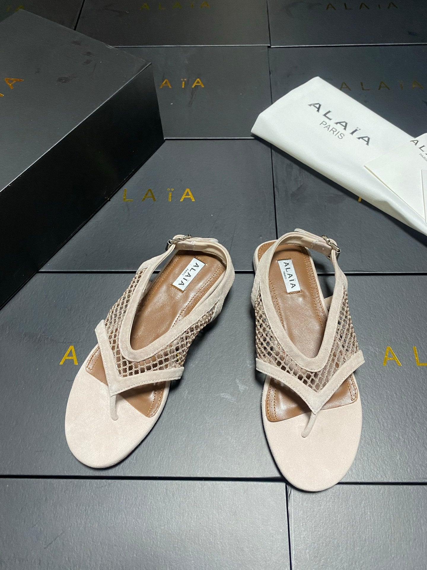 ALAIA 26S FLAT MESH THONG SANDALS IN BEIGE SUEDE