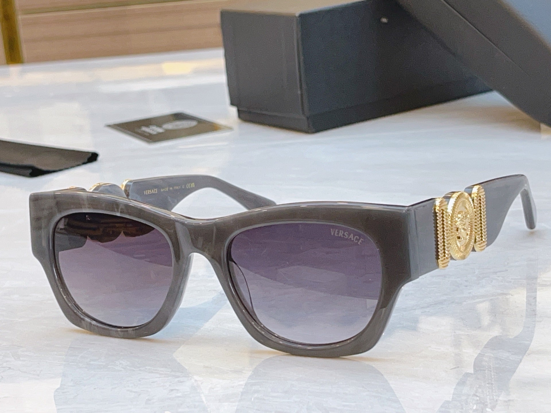 EMBOSSED LOGO MEDUSA BIGGIE SQUARE FRAME SUNGLASSES VE 6787 IN ACETATE