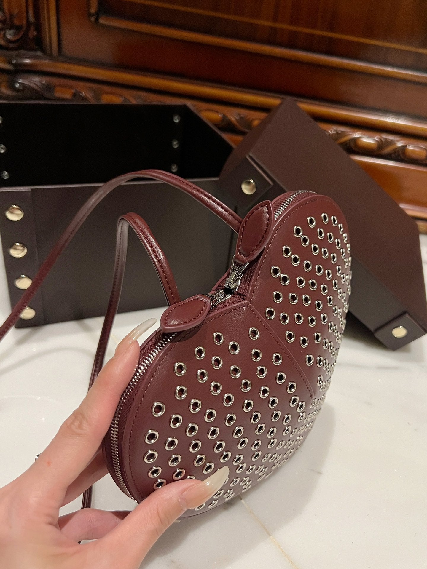 LE COEUR BAG 21 IN BURGUNDY RED STUDDED CALFSKIN