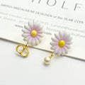 CD 26S DAISY PEARL MISMATCH DROP EARRINGS IN GOLD TONE METAL 645654