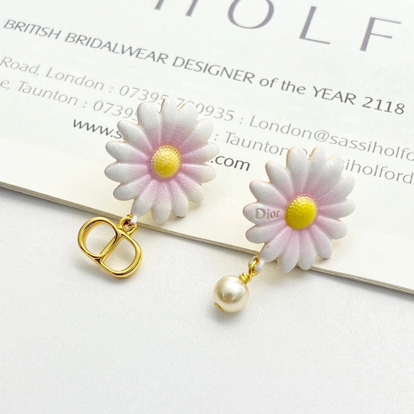 CD 26S DAISY PEARL MISMATCH DROP EARRINGS IN GOLD TONE METAL 645654