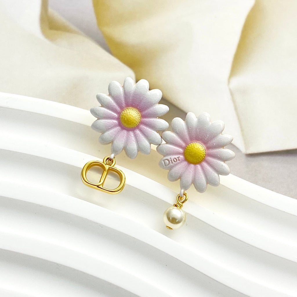 CD 26S DAISY PEARL MISMATCH DROP EARRINGS IN GOLD TONE METAL 645654
