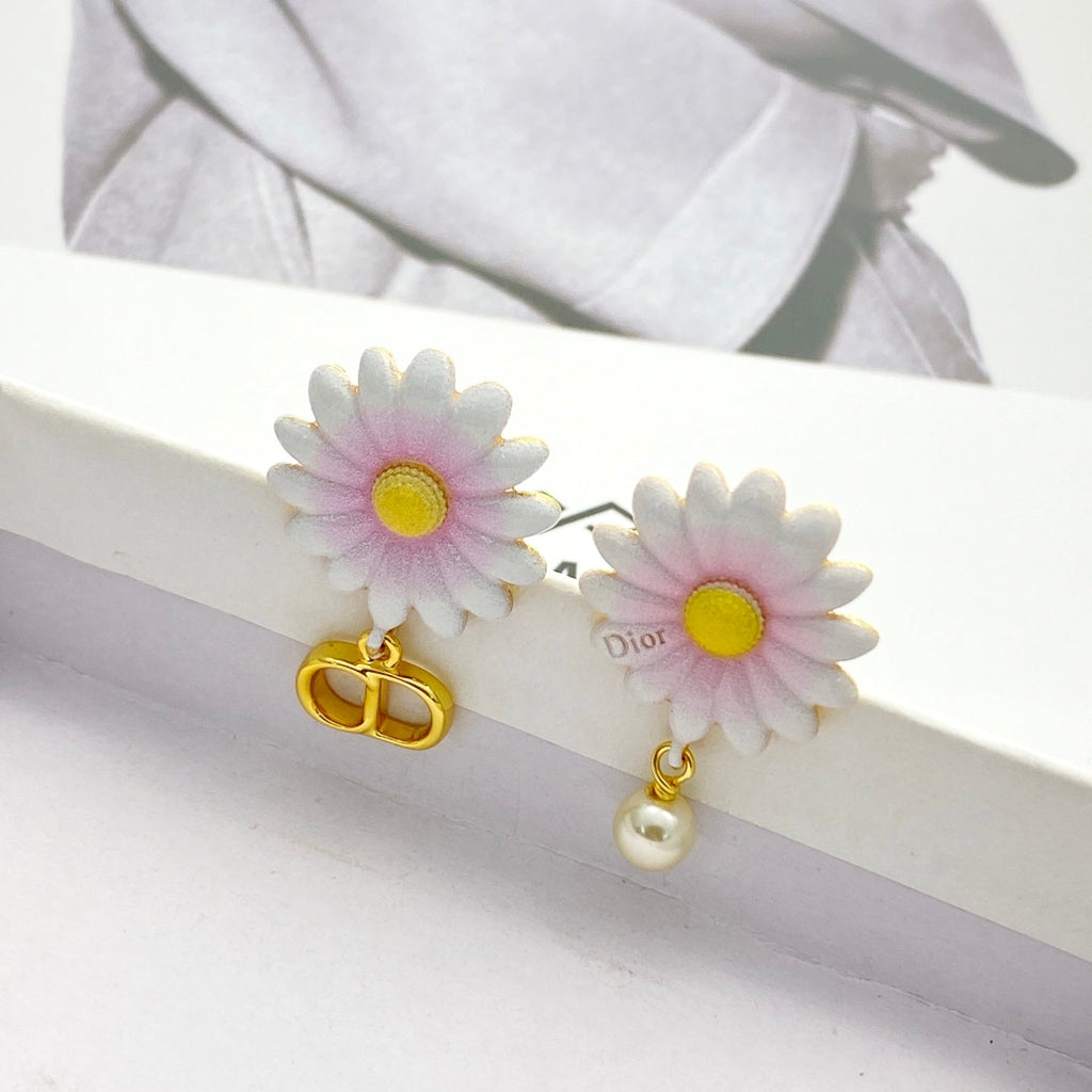 CD 26S DAISY PEARL MISMATCH DROP EARRINGS IN GOLD TONE METAL 645654