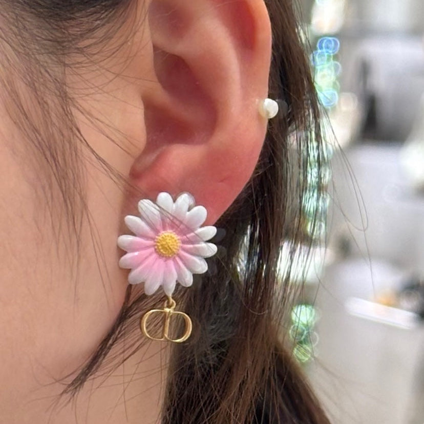 CD 26S DAISY PEARL MISMATCH DROP EARRINGS IN GOLD TONE METAL 645654