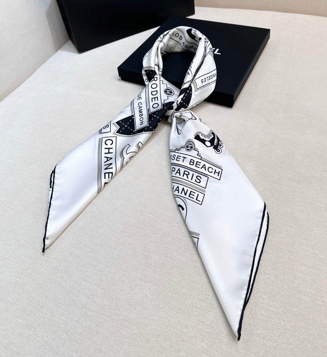CHANEL 25S SCARF 90 IN SILK 729054