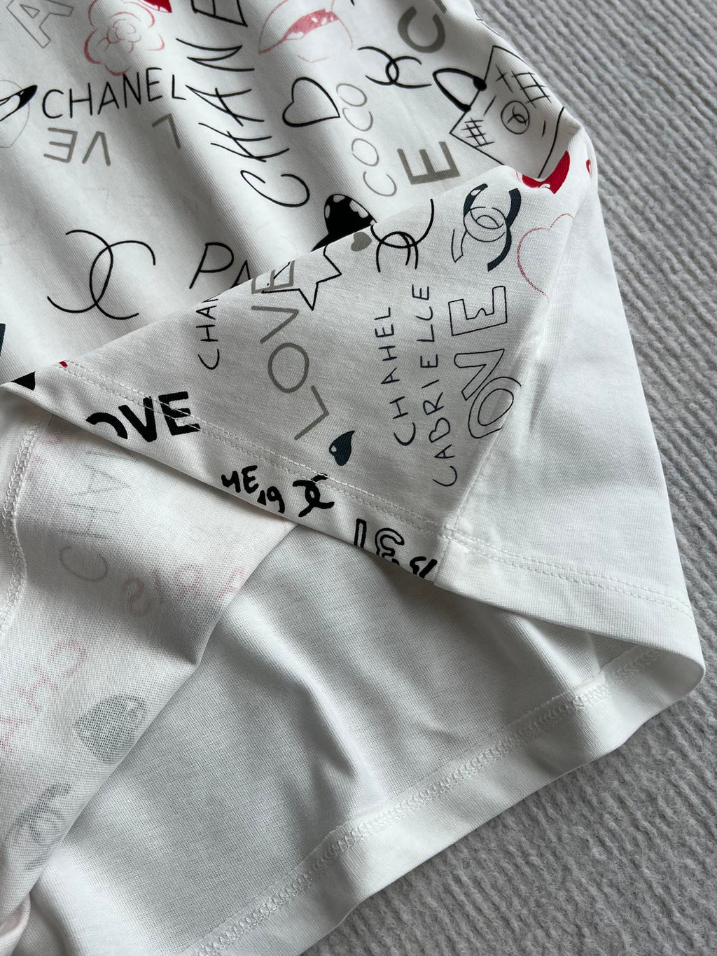CHANEL OFF-WHITE LOGO PRINT T-SHIRT