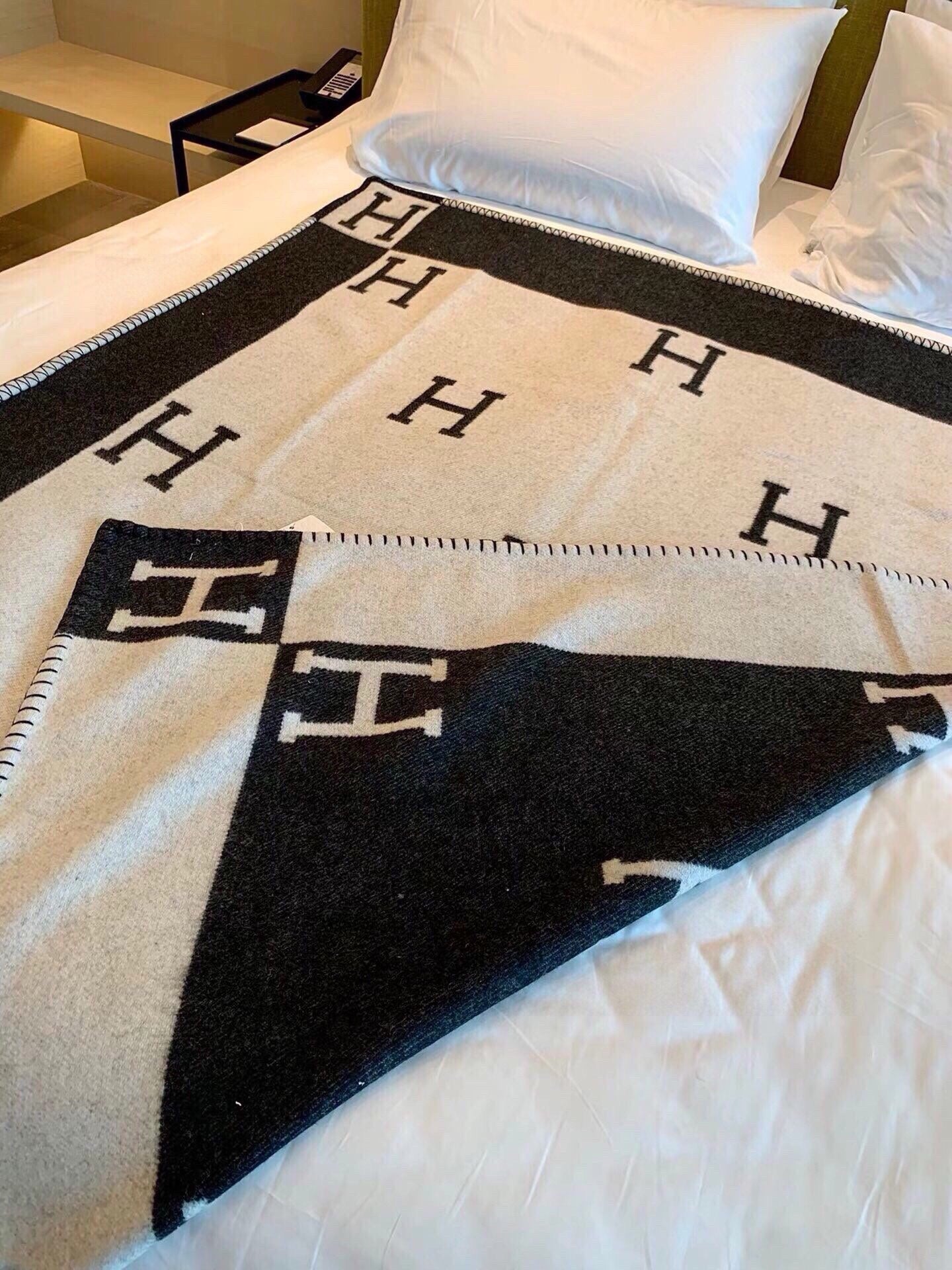 TIGRE BAYADERE BLANAVALON III THROW BLANKET IN BLACK CASHMERE 407142