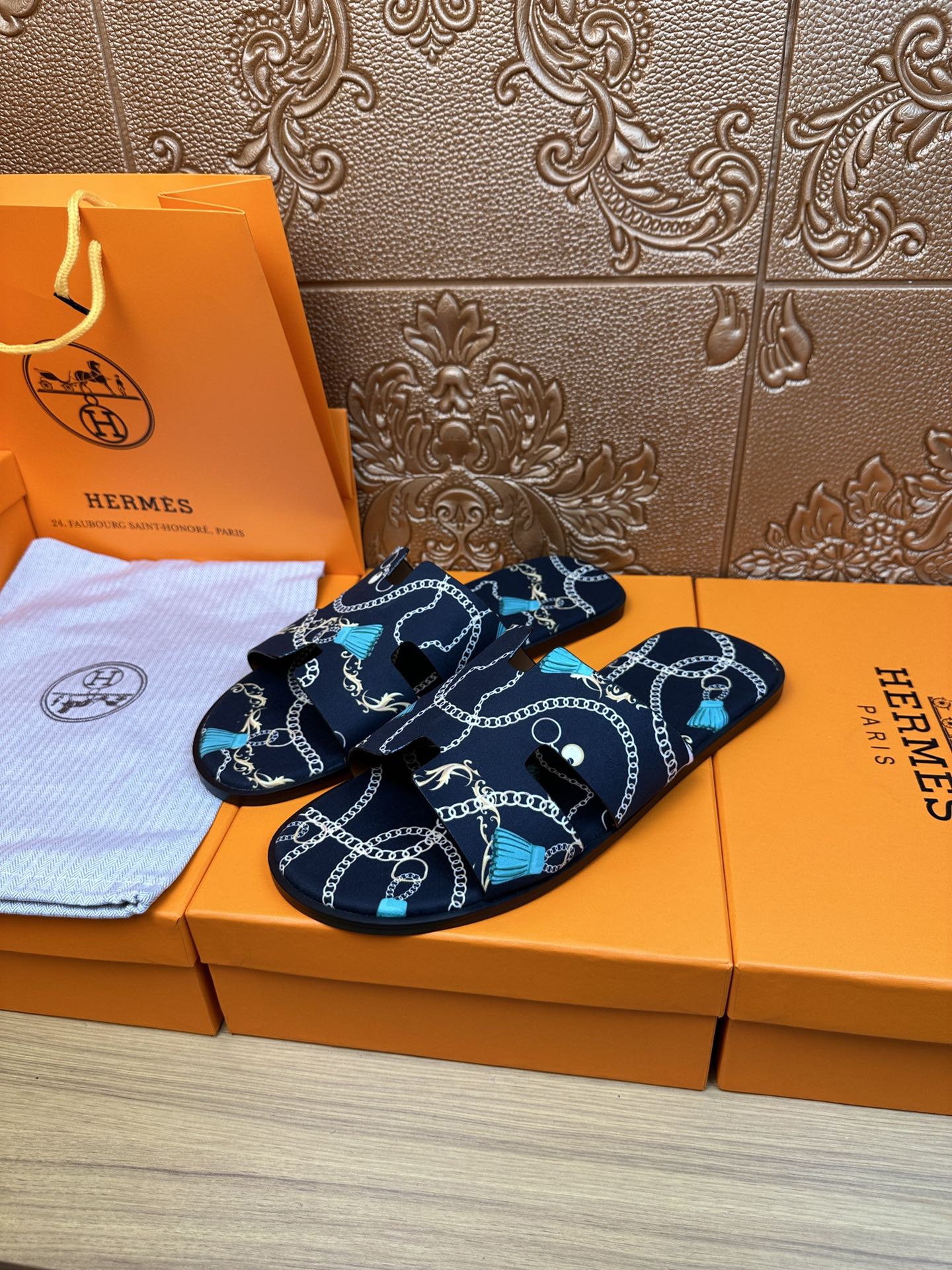 HM IZMIR SANDAL DENIM COLOR SUEDE WITH CHAIN MOTIF