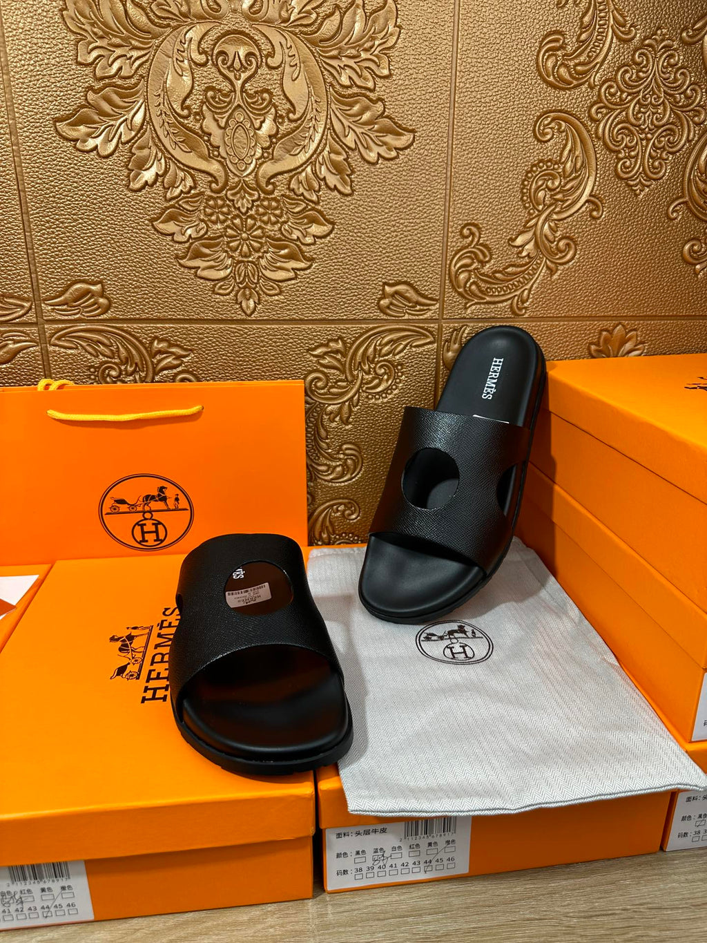 HM CIRCLE CUT SANDAL BLACK CALFSKIN