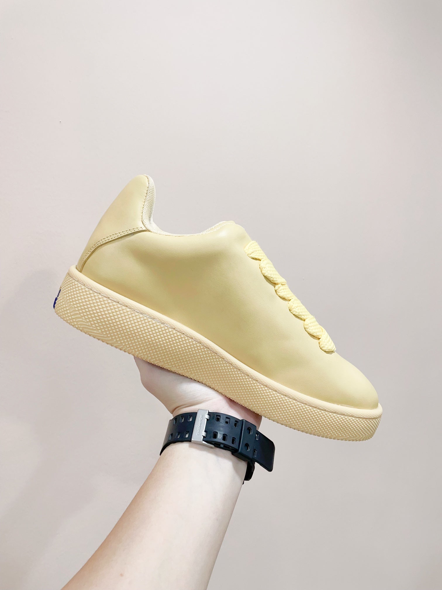 BURBERRY 26S LACE UP SNEAKERS IN LIGHT YELLOW CALFSKIN