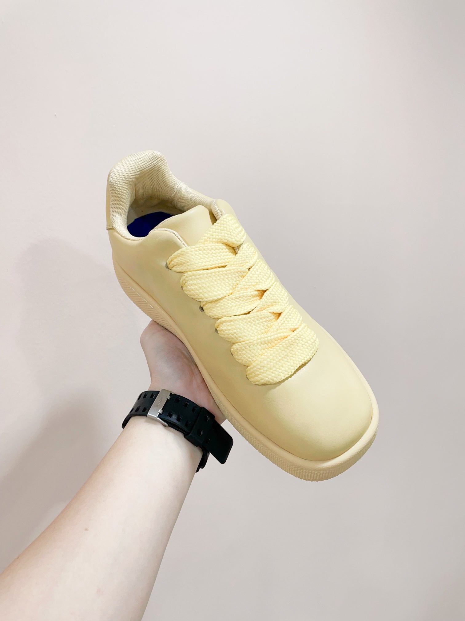 BURBERRY 26S LACE UP SNEAKERS IN LIGHT YELLOW CALFSKIN