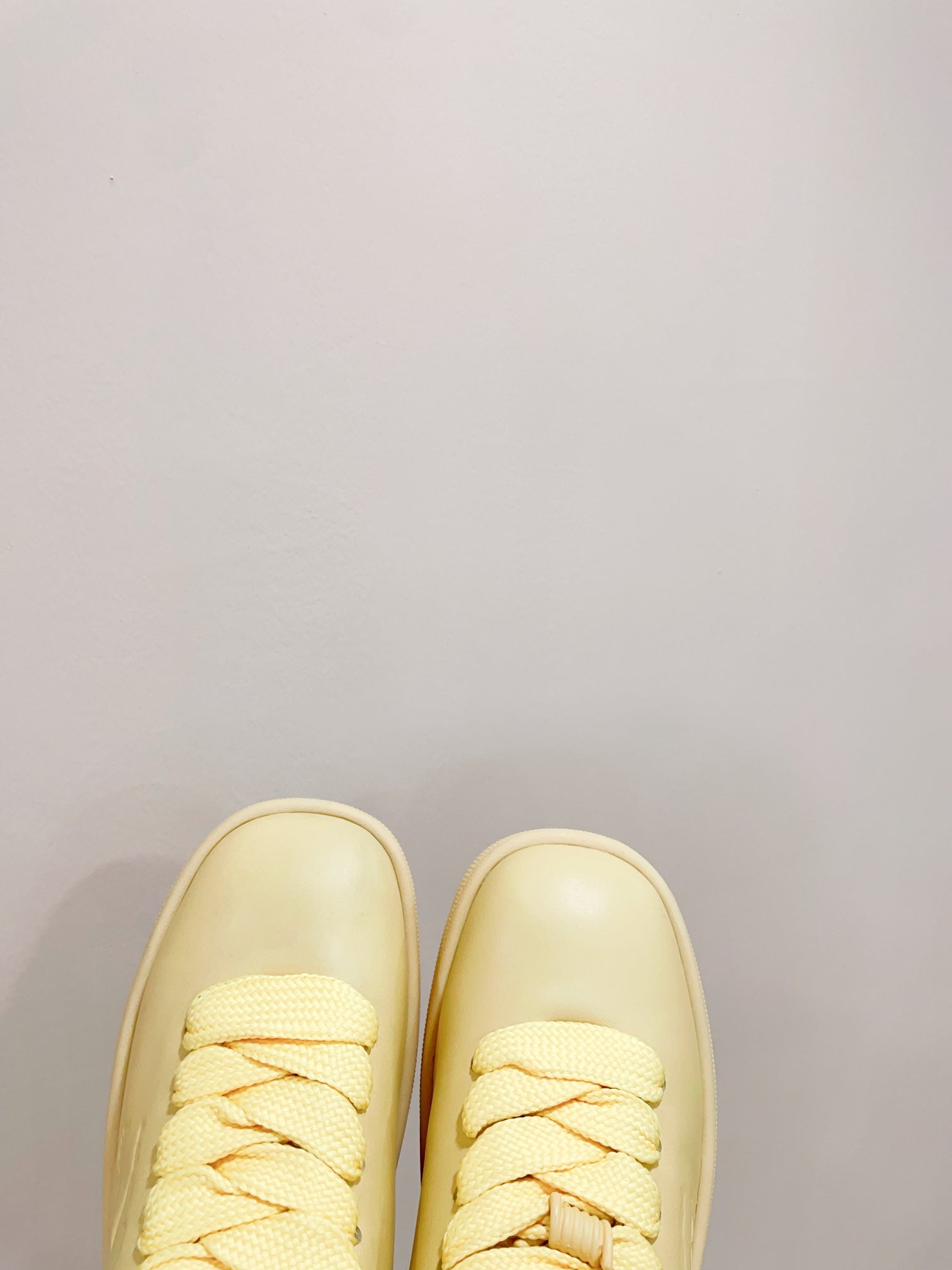 BURBERRY 26S LACE UP SNEAKERS IN LIGHT YELLOW CALFSKIN