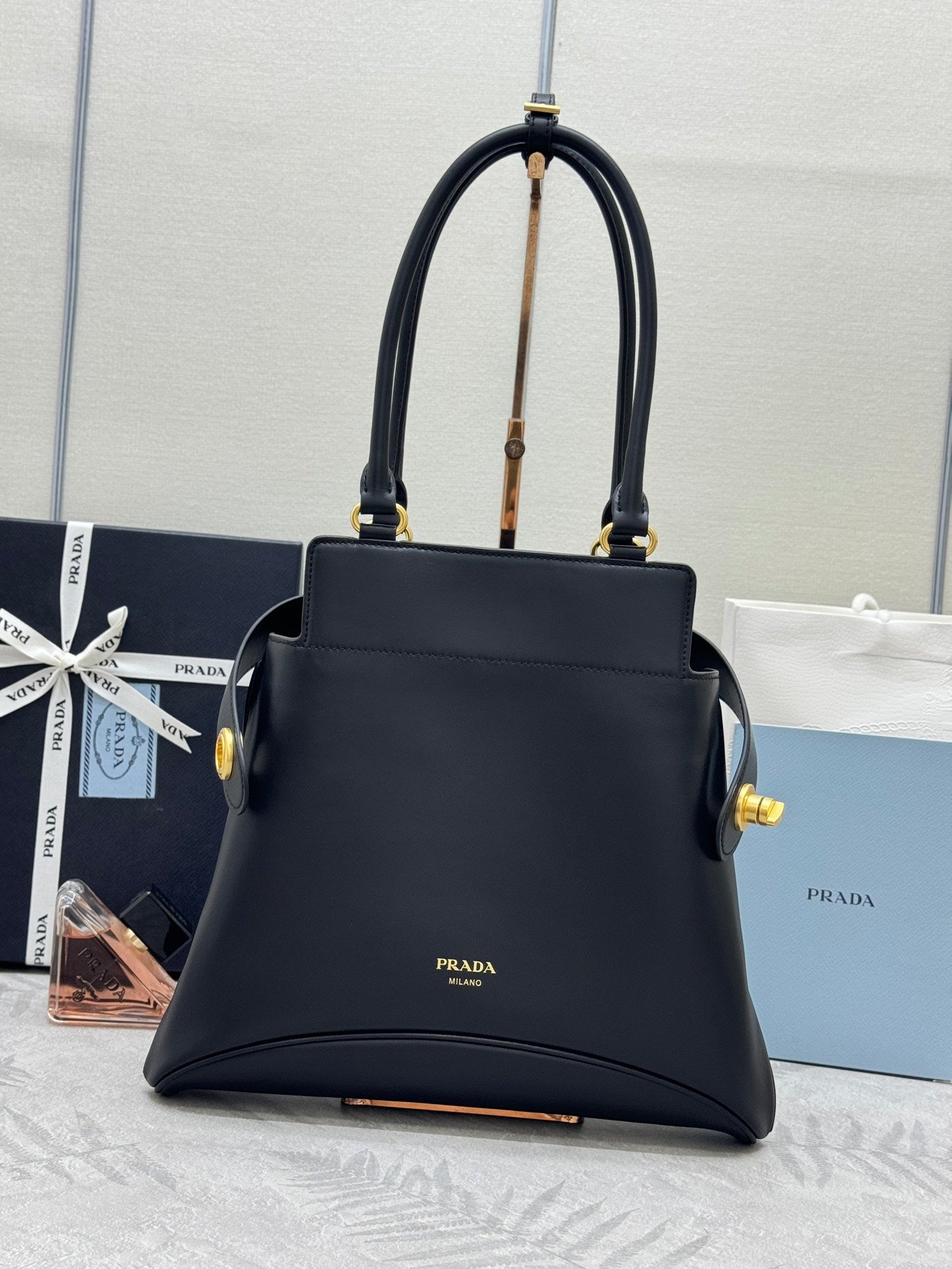 PRADA 26S CAREY MEDIUM HANDBAG 31 IN BLACK LEATHER