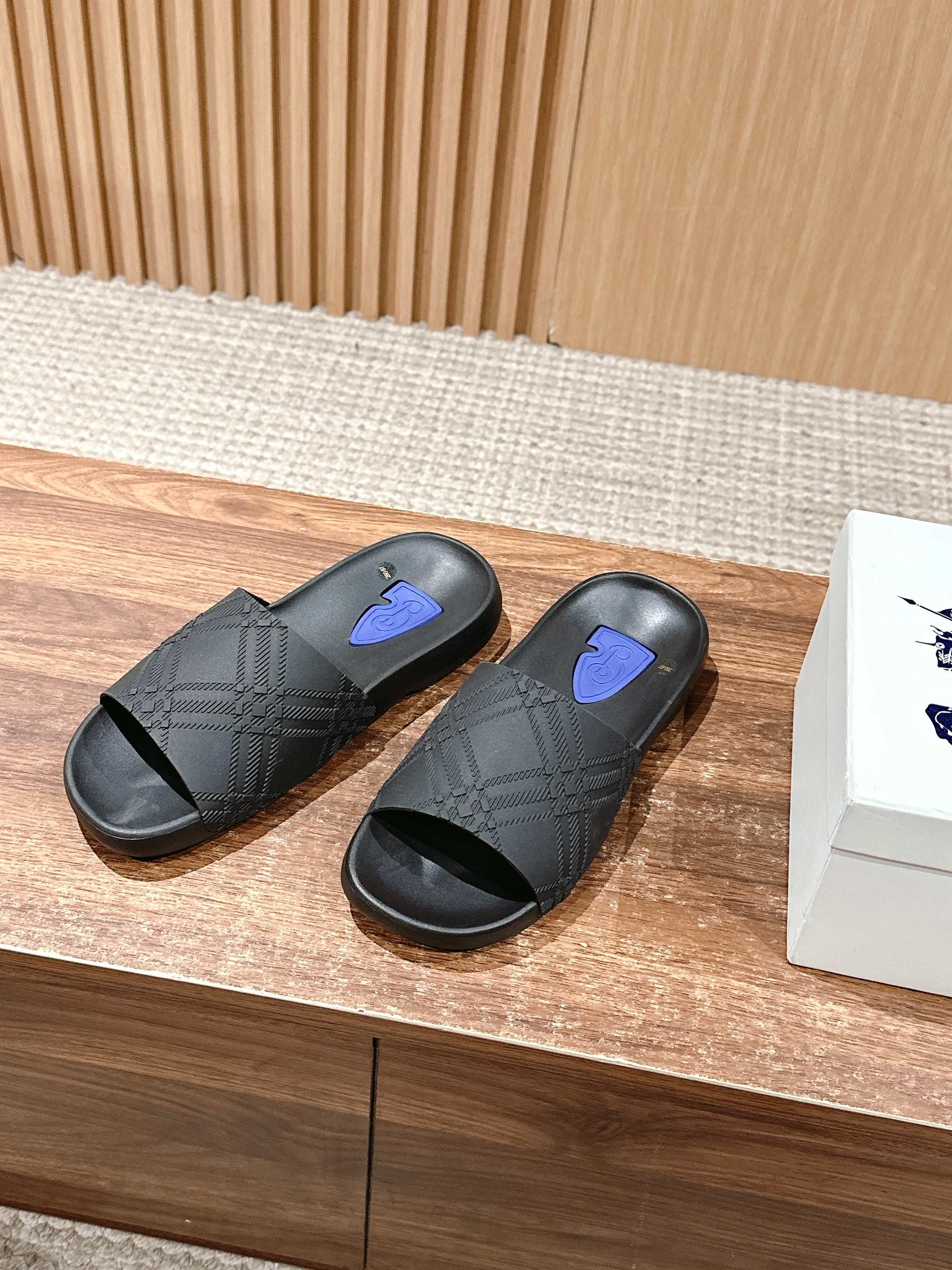 BURBERRY 26S SLIDE SANDALS IN BLACK CALFSKIN