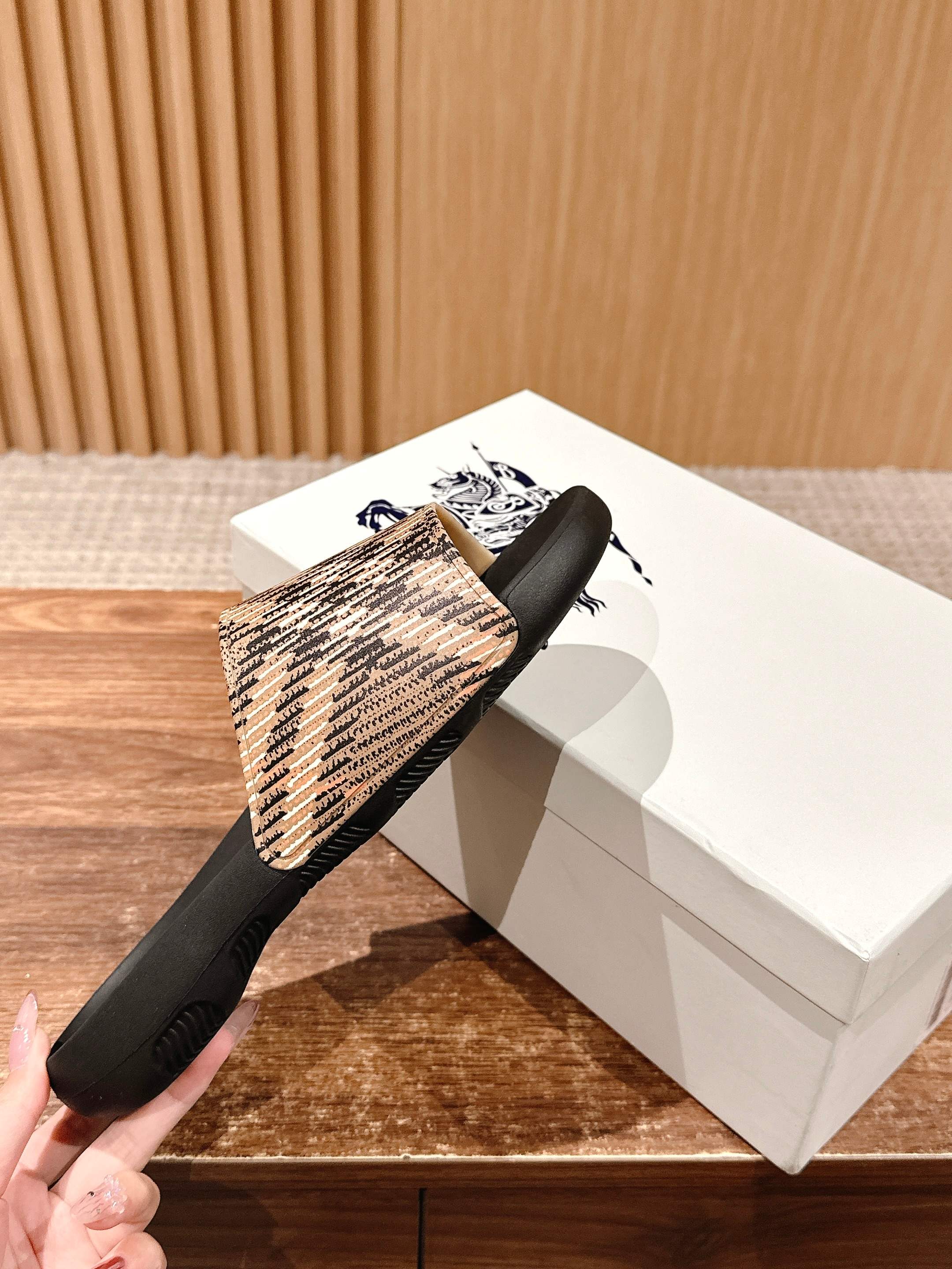 BURBERRY 26S SLIDE SANDALS IN BLACK AND BEIGE CALFSKIN
