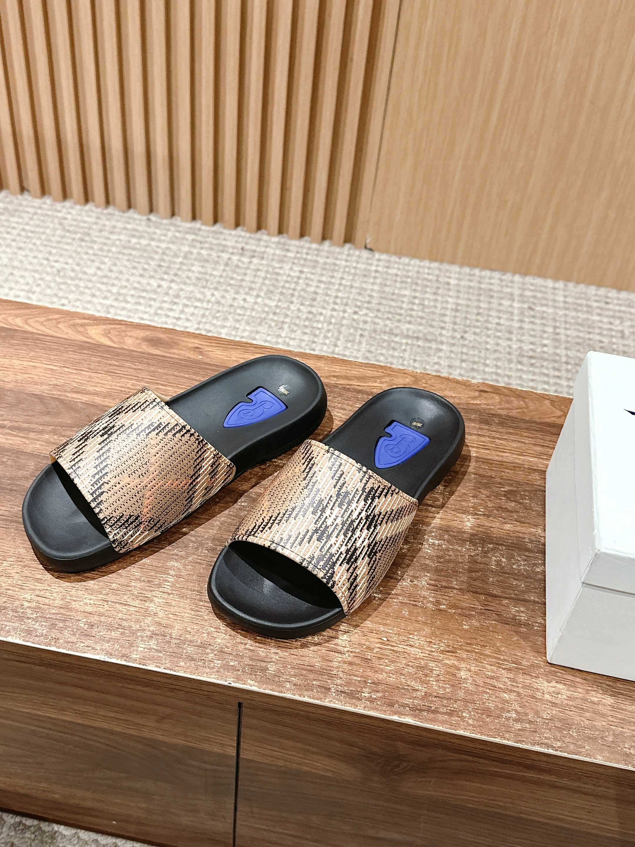 BURBERRY 26S SLIDE SANDALS IN BLACK AND BEIGE CALFSKIN