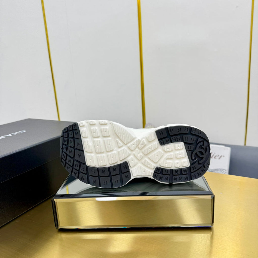 SNEAKER IN PALE GRAY SUEDE WITH BLACK LOGO AND MESH