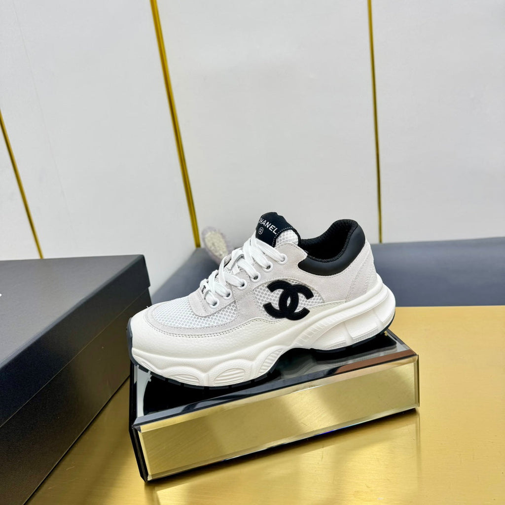 SNEAKER IN PALE GRAY SUEDE WITH BLACK LOGO AND MESH