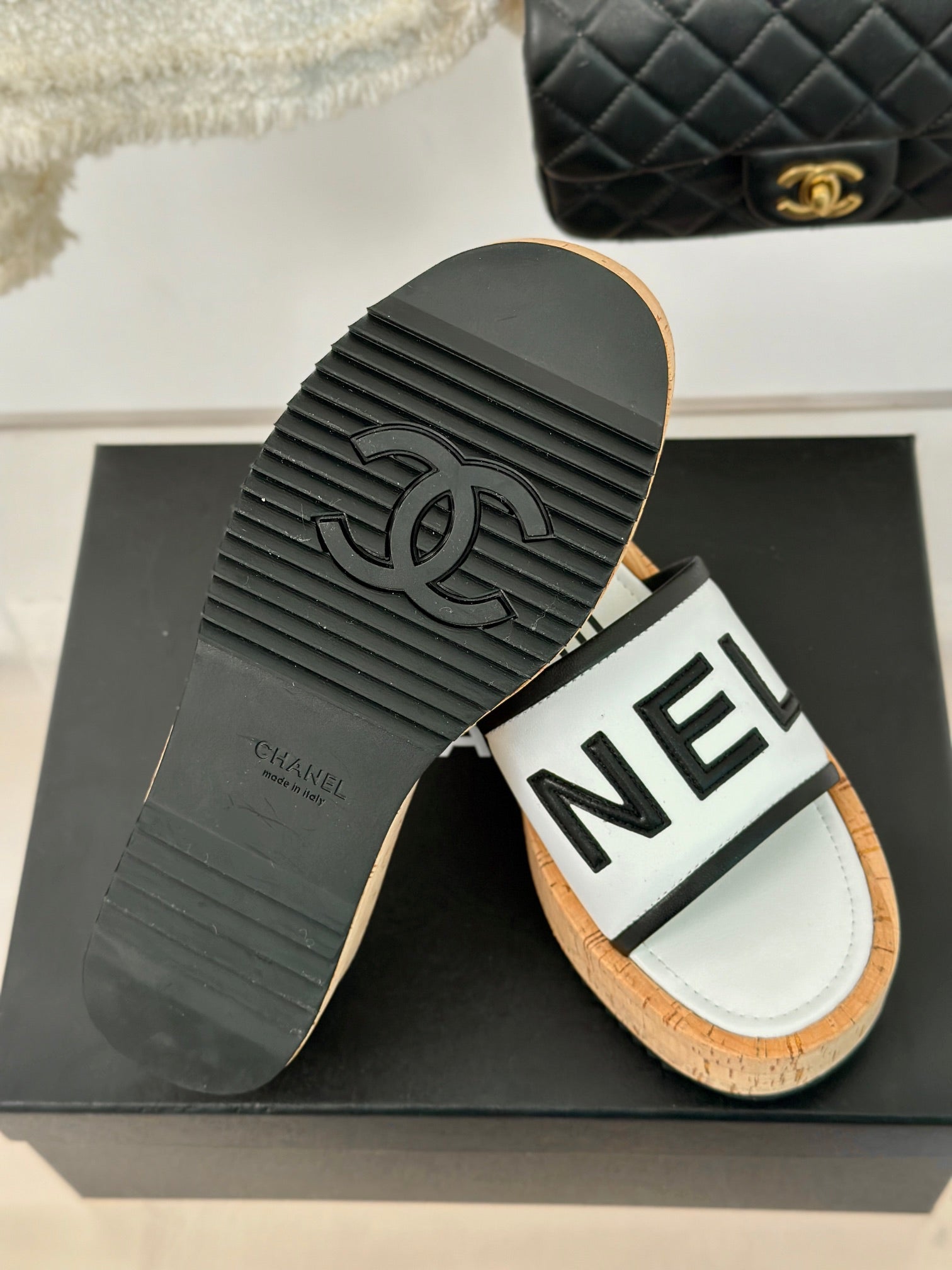 THICK SOLE LETTER SLIPPERS IN WHITE SHEEPSKIN