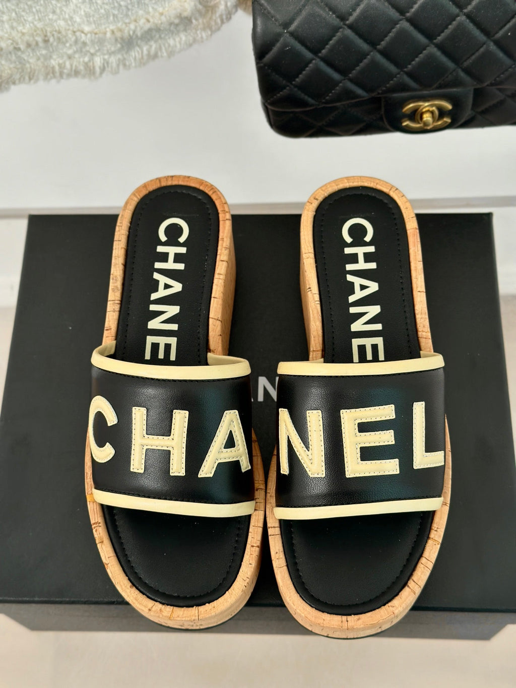 THICK SOLE LETTER SLIPPERS IN BLACK SHEEPSKIN