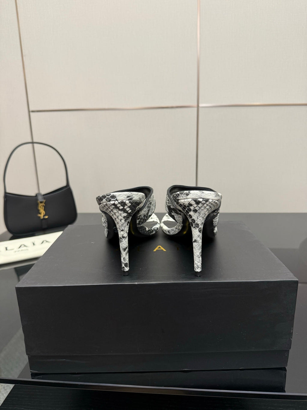 ALAIA HEELED THONG 25S IN WHITE AND BLACK LAMBSKIN SNAKE-EMBOSSED