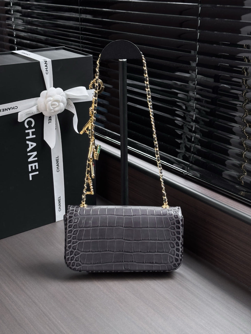 CHANEL 26S WALLET ON CHAIN 22 IN CHARCOAL GRAY CROCODILE-EMBOSSED CALFSKIN GOLD HARDWARE