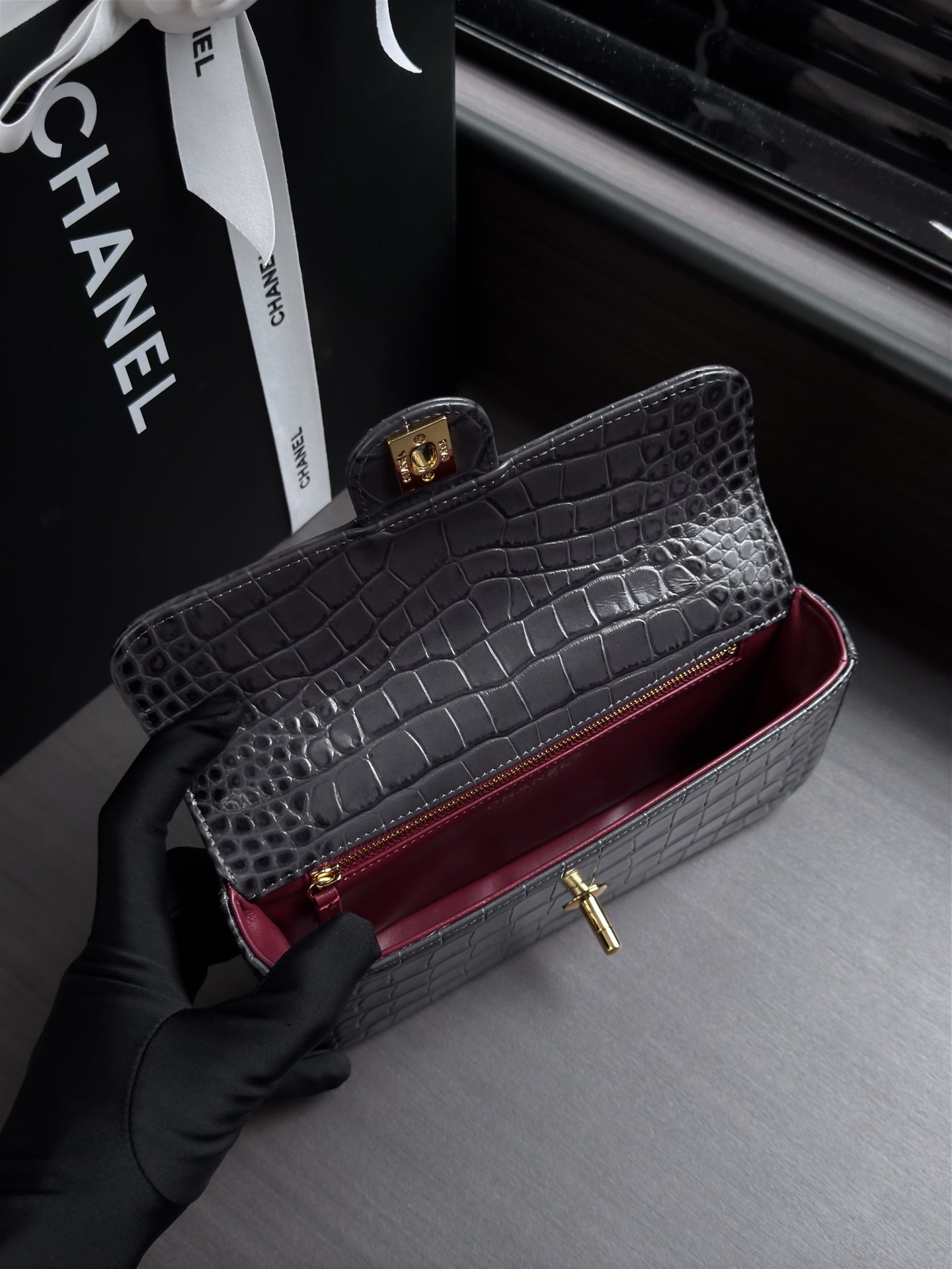 CHANEL 26S WALLET ON CHAIN 22 IN CHARCOAL GRAY CROCODILE-EMBOSSED CALFSKIN GOLD HARDWARE