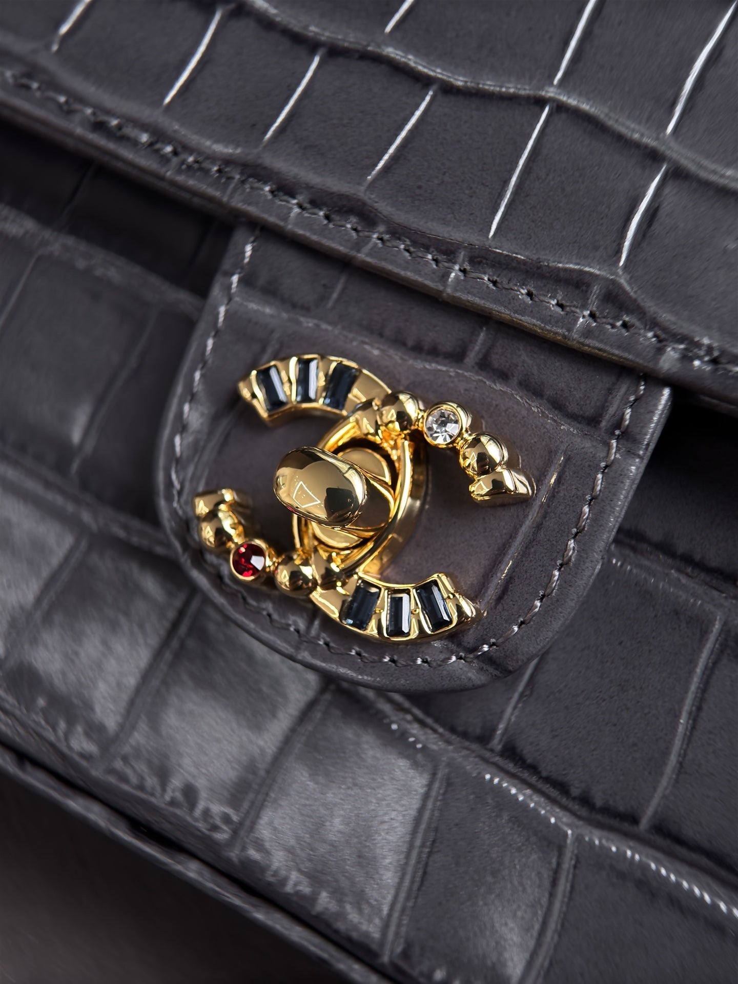 CHANEL 26S WALLET ON CHAIN 22 IN CHARCOAL GRAY CROCODILE-EMBOSSED CALFSKIN GOLD HARDWARE