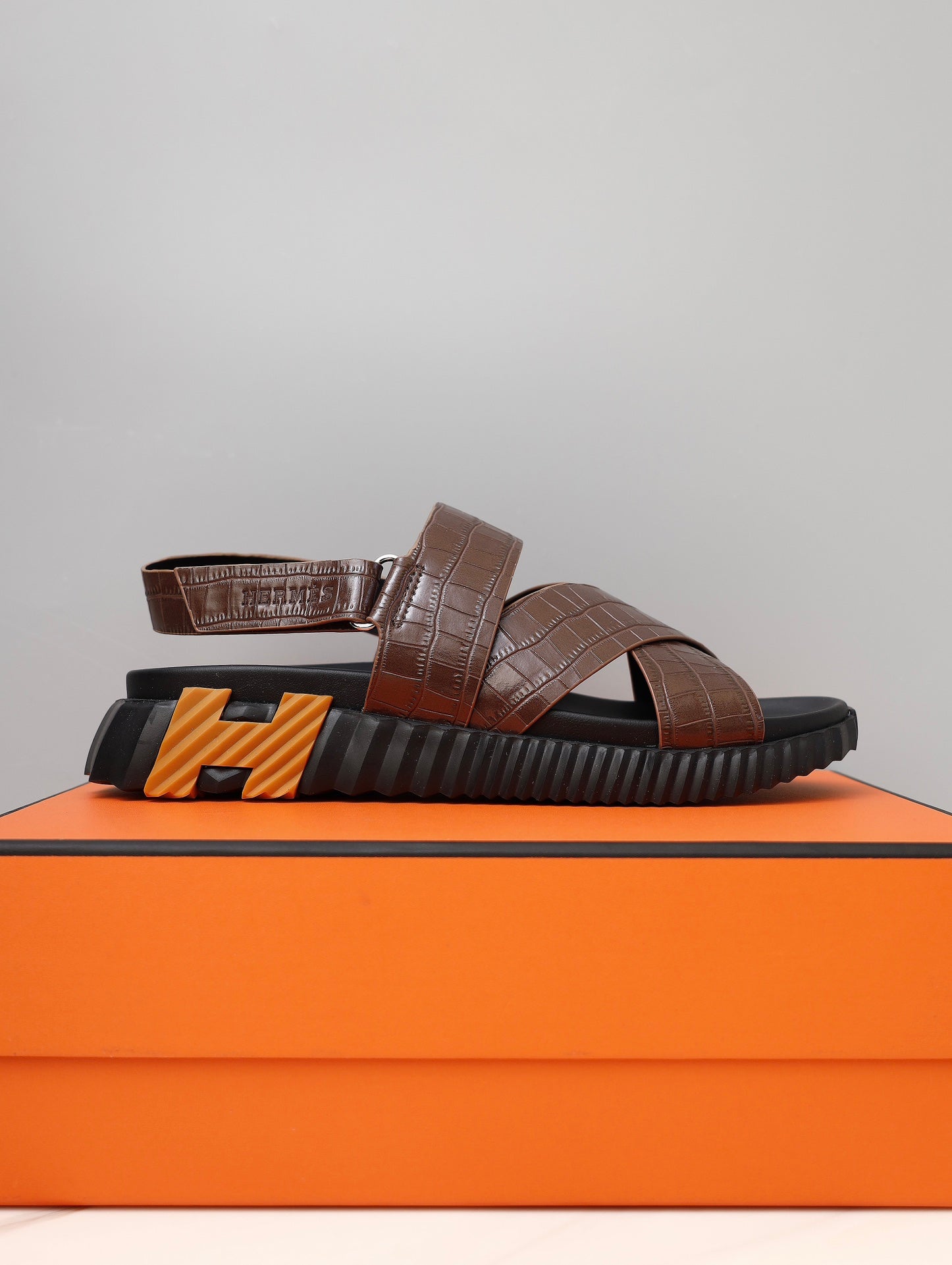 HM ELECTRIC CROCODILE MOTIF SANDAL SYRUP CALFSKIN