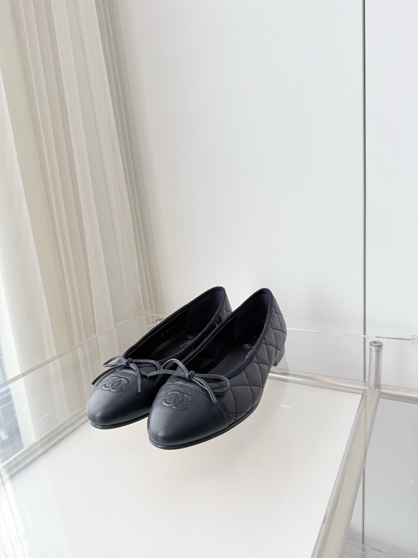 CHANEL 26S BALLET FLATS IN NAVY BLUE QUILTED CALFSKIN WITH BOW