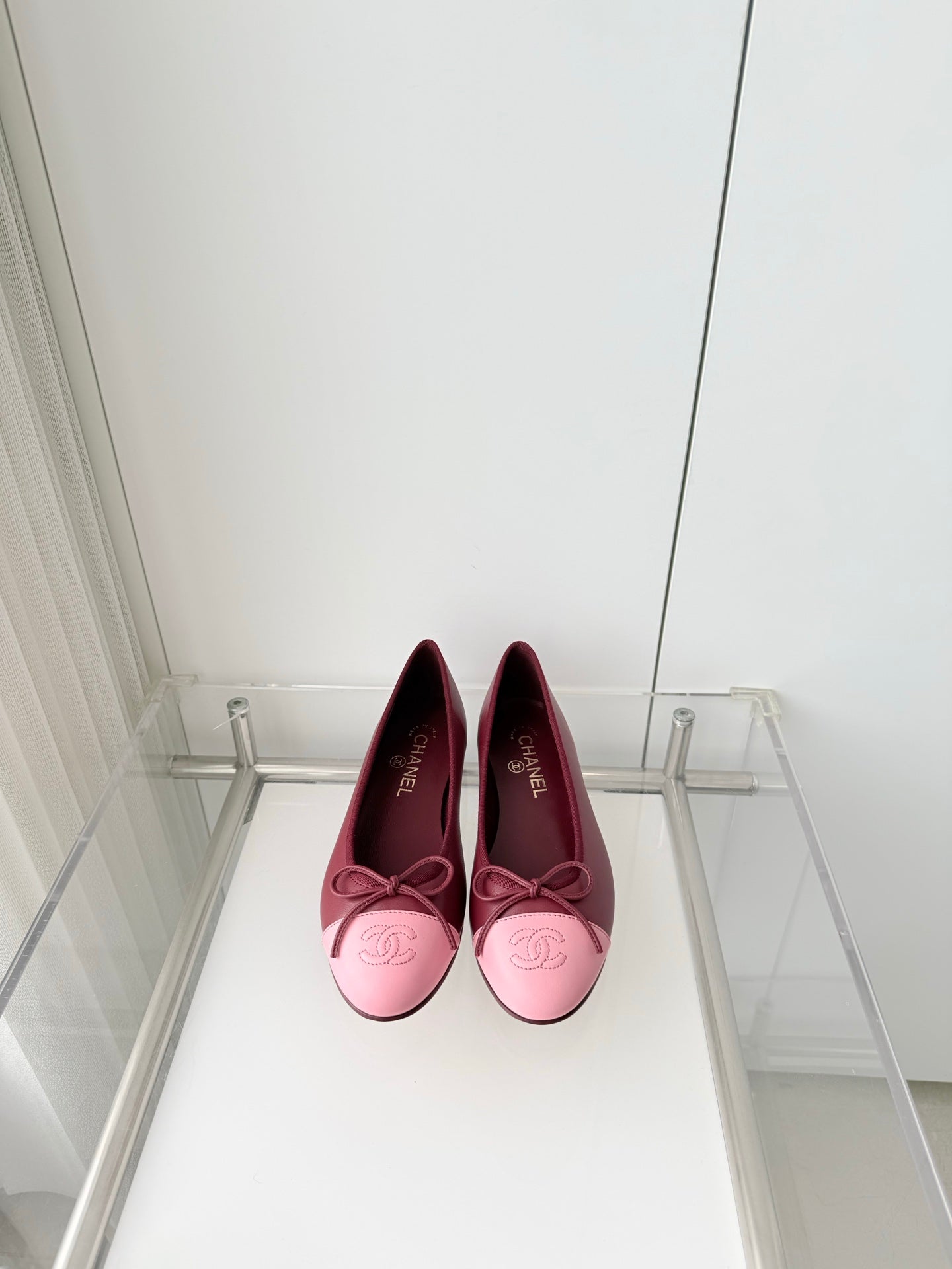 CHANEL 26S BALLET FLATS IN BURGUNDY RED CALFSKIN WITH PINK TOE CAP AND BOW