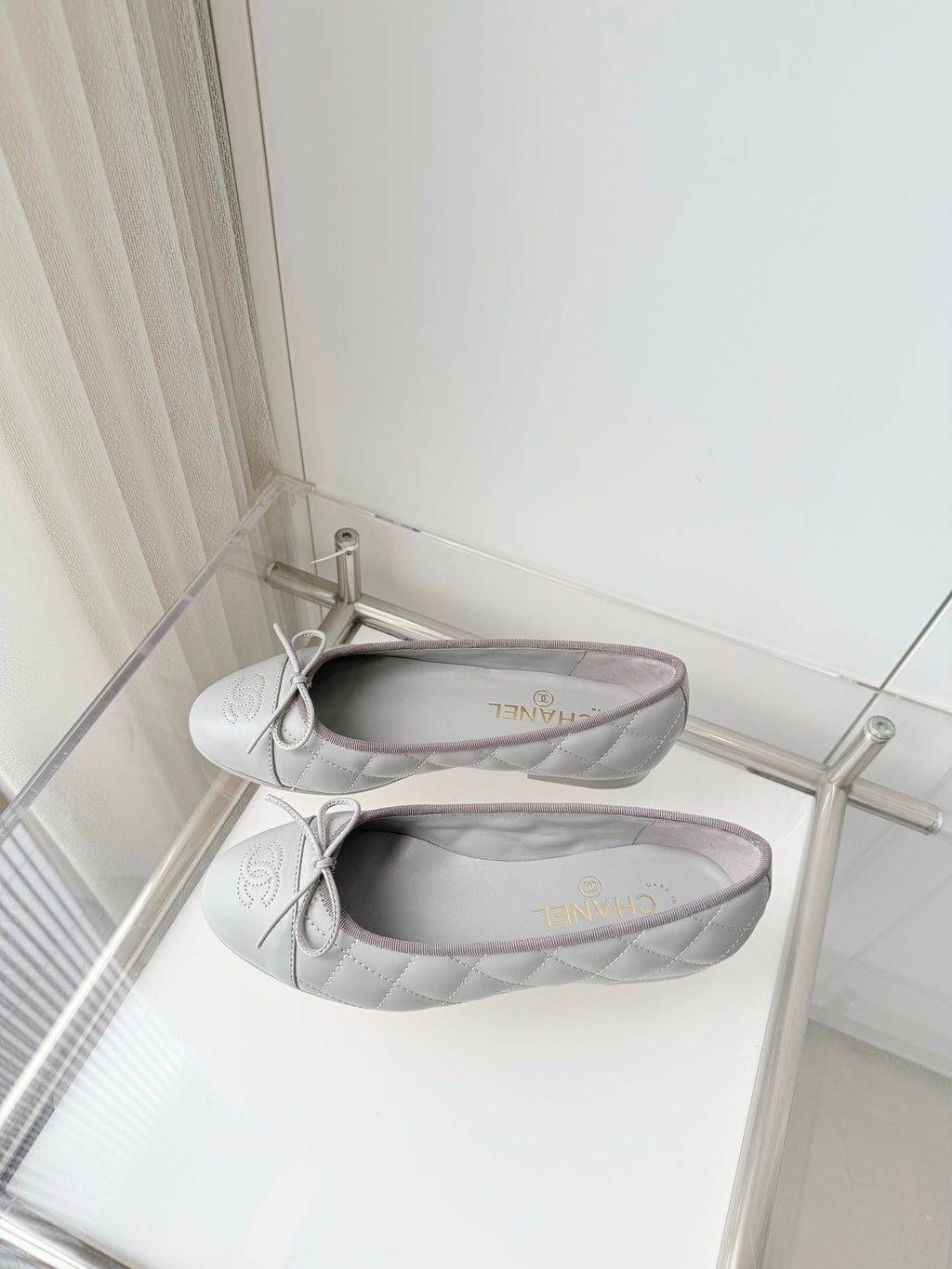 CHANEL 26S BALLET FLATS IN LIGHT GREY QUILTED CALFSKIN WITH BOW