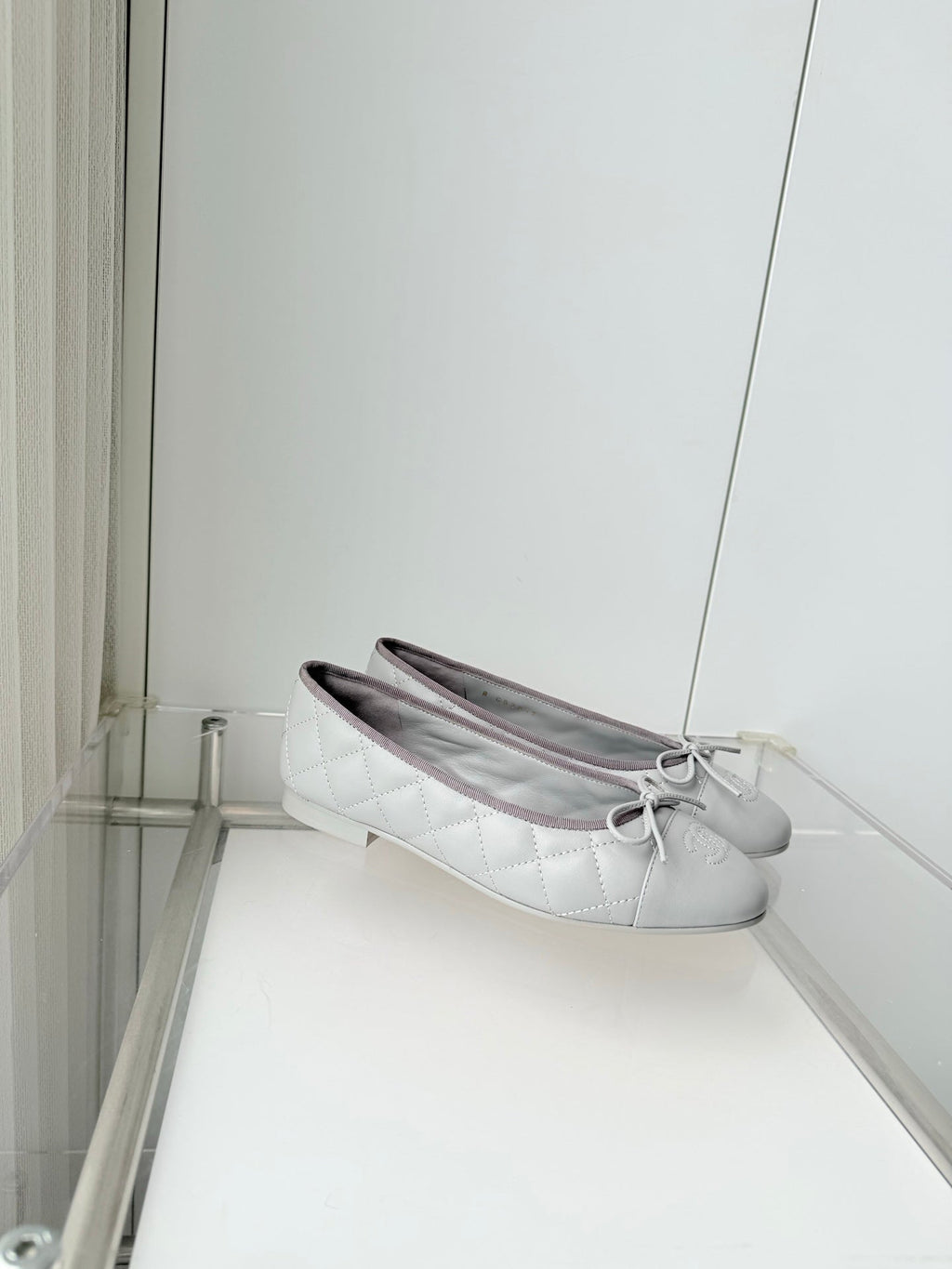 CHANEL 26S BALLET FLATS IN LIGHT GREY QUILTED CALFSKIN WITH BOW