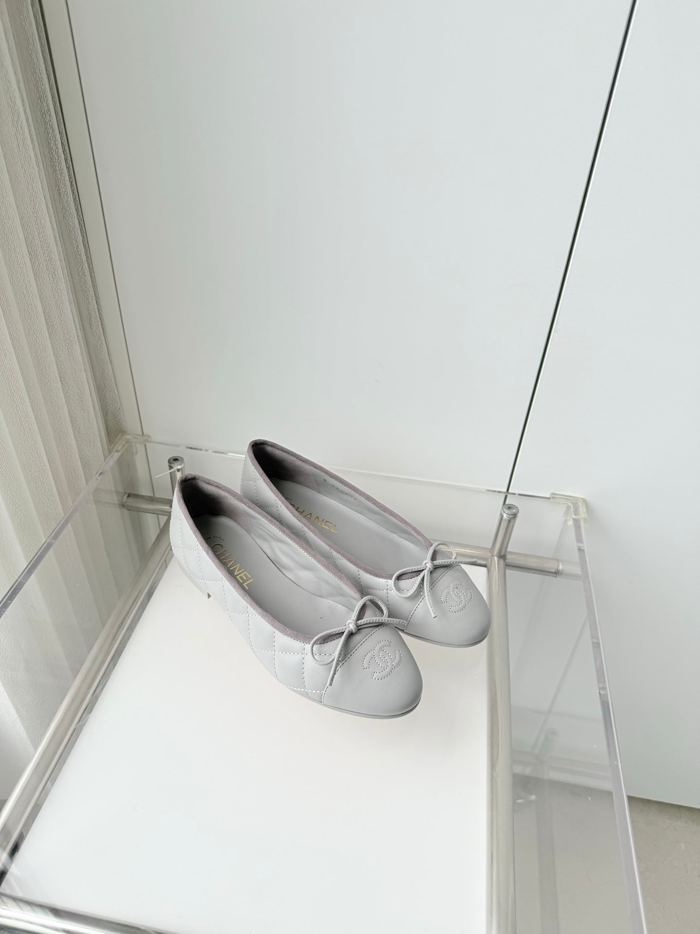 CHANEL 26S BALLET FLATS IN LIGHT GREY QUILTED CALFSKIN WITH BOW