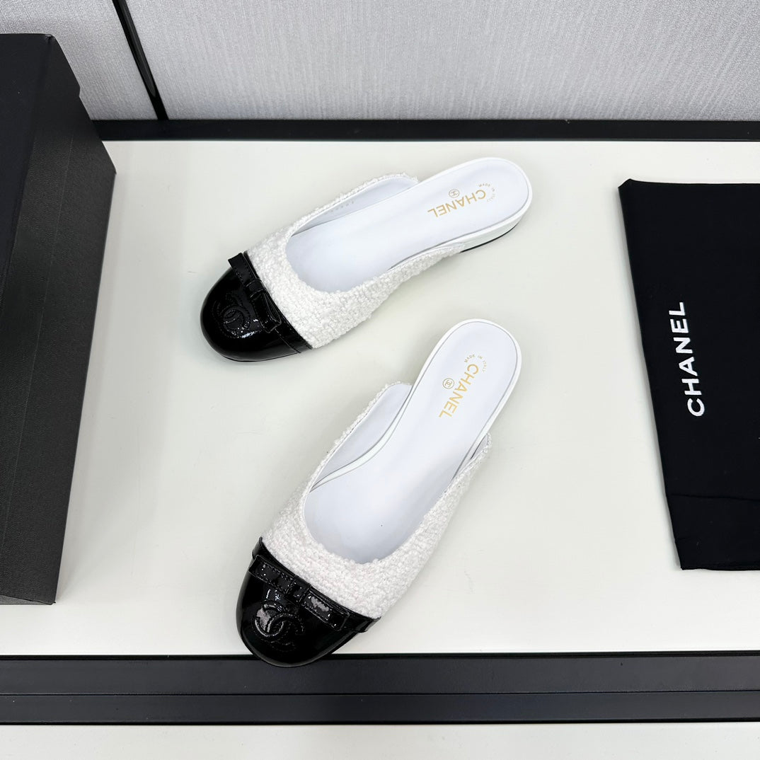 BOW MULE IN WHITE FUR AND BLACK CALFSKIN