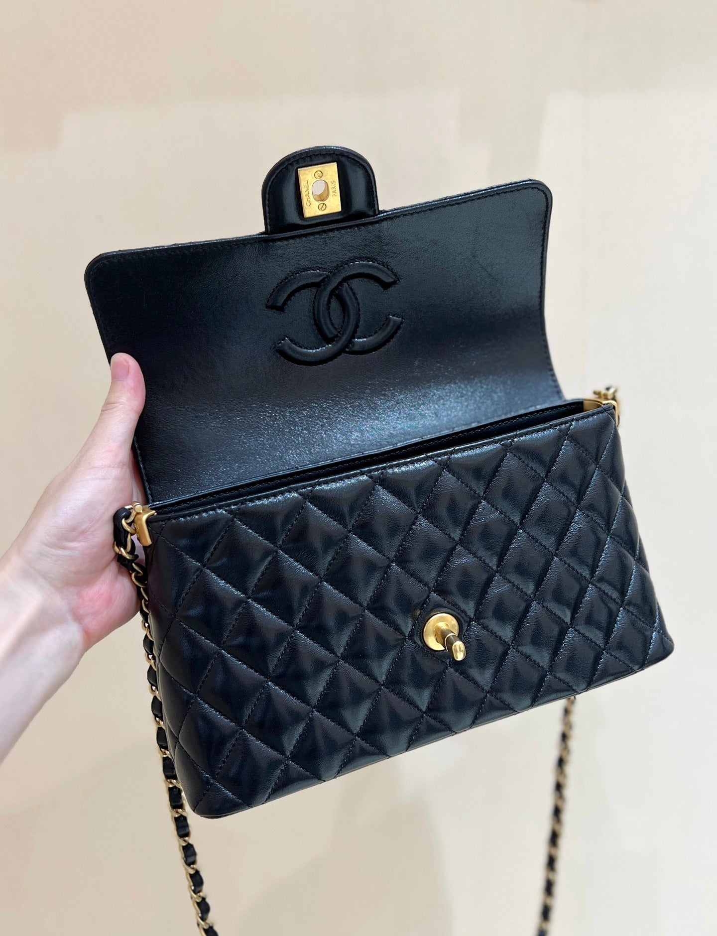 QUILTED FLAP BAG WITH HANDLE 26 IN BLACK LAMBSKIN GOLD PLATED METAL